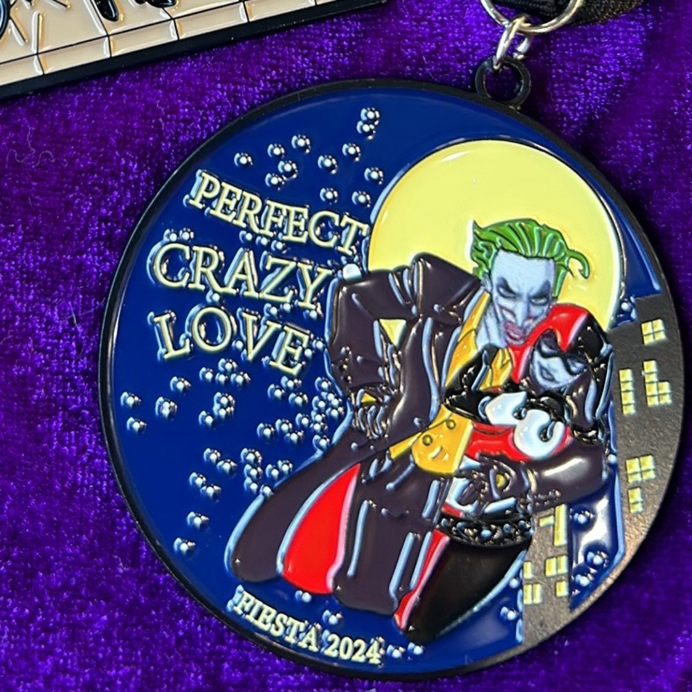 Fiesta Medals Selena y los Dinos & Joker and Harley Quinn